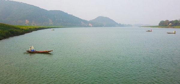 Sông Lam yên bình,lững lờ trôi theo dòng nước