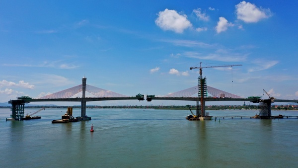 Cầu Cửa Hội nối đôi bờ sông Lam