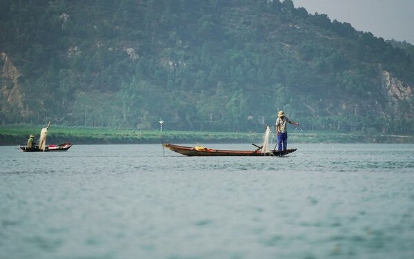 Sông Lam nước xanh phẳng lặng, không chỉ là một cảnh đẹp của Nghệ An mà còn gắn với đời sống sinh kế của nhiều thế hệ con người