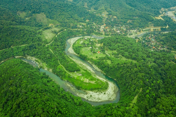 Hình ảnh Nghệ An với dòng sông uốn lượn qua các dãy núi