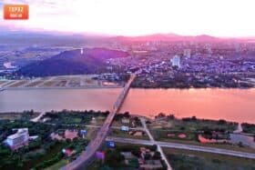 cầu Bến Thủy sừng sững như một người khổng lồ nối liền đôi bờ sông, góp phần tô điểm cho bức tranh cảnh quan của thành phố